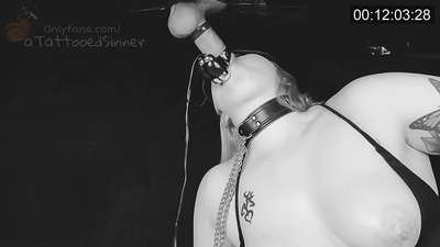 Gabar qurux badan oo naaso kaamil ah ku leh godka sharafta